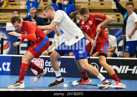 Pilsen, Repubblica Ceca. 17 ottobre 2021. Da sinistra il ceco David Simek, Mikko Hautaniemi di Finlandia in azione durante la partita maschile Euro Floorball Tour 2021 contro la Finlandia a Pilsen, Repubblica Ceca, 17 ottobre 2021. Credit: Miroslav Chaloupka/CTK Photo/Alamy Live News Foto Stock