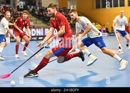 Pilsen, Repubblica Ceca. 17 ottobre 2021. Da sinistra il ceco Jakub Gruber, Jonne Junkkarinen della Finlandia in azione durante il tour maschile di floorball Euro 2021 partita Repubblica Ceca contro Finlandia a Pilsen, Repubblica Ceca, 17 ottobre 2021. Credit: Miroslav Chaloupka/CTK Photo/Alamy Live News Foto Stock