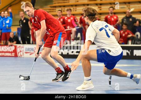 Pilsen, Repubblica Ceca. 17 ottobre 2021. Dalla sinistra ceca Ondrej Nemecek, Justus Kainulainen della Finlandia in azione durante il tour maschile di floorball Euro 2021 partita Repubblica Ceca vs Finlandia a Pilsen, Repubblica Ceca, 17 ottobre 2021. Credit: Miroslav Chaloupka/CTK Photo/Alamy Live News Foto Stock