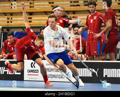 Pilsen, Repubblica Ceca. 17 ottobre 2021. Da sinistra il ceco Josef Rypar, Ville Lastikka di Finlandia in azione durante l'Euro Floorball Tour 2021 per uomini partita Repubblica Ceca vs Finlandia a Pilsen, Repubblica Ceca, 17 ottobre 2021. Credit: Miroslav Chaloupka/CTK Photo/Alamy Live News Foto Stock