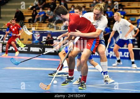 Pilsen, Repubblica Ceca. 17 ottobre 2021. Da sinistra il ceco Matyas Sindler, otto Lehkosuo della Finlandia in azione durante l'Euro Floorball Tour 2021 di uomini partita Repubblica Ceca contro Finlandia a Pilsen, Repubblica Ceca, 17 ottobre 2021. Credit: Miroslav Chaloupka/CTK Photo/Alamy Live News Foto Stock