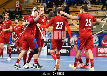 Pilsen, Repubblica Ceca. 17 ottobre 2021. La squadra di floorball nazionale ceca celebra la vittoria dopo la partita maschile Euro Floorball Tour 2021 in Repubblica Ceca contro Finlandia a Pilsen, Repubblica Ceca, 17 ottobre 2021. Credit: Miroslav Chaloupka/CTK Photo/Alamy Live News Foto Stock