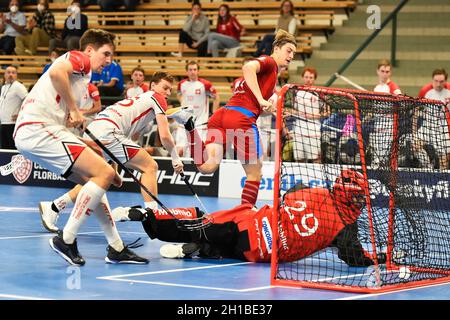 Pilsen, Repubblica Ceca. 15 ottobre 2021. Filip Langer (CZE), 3° da sinistra, segna durante Euro Floorball Tour, partita ceco vs Svizzera, il 15 ottobre 2021, a Pilsen, Repubblica Ceca. Credit: Miroslav Chaloupka/CTK Photo/Alamy Live News Foto Stock