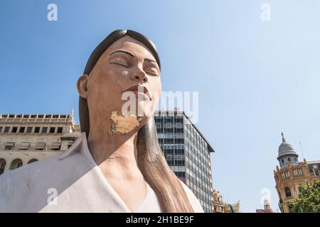 Valencia, Spagna - 4 settembre 2021: Grande statua di una donna meditante sulla piazza della città 'Placa de L' Ajuntament' disegnata da Manolo Mart Foto Stock