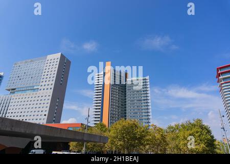 BARCELLONA, SPAGNA - 2 OTTOBRE 2021: Vista degli alberghi dal Forum Park di Barcellona Foto Stock