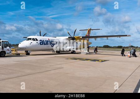 dh Aurigny ATR 72 212 AEROPORTO GUERNSEY persone viaggiatori imbarco aereo aereo aereo servizi aerei turboprop aereo ATR 72-212A passeggeri aerei 212a Foto Stock
