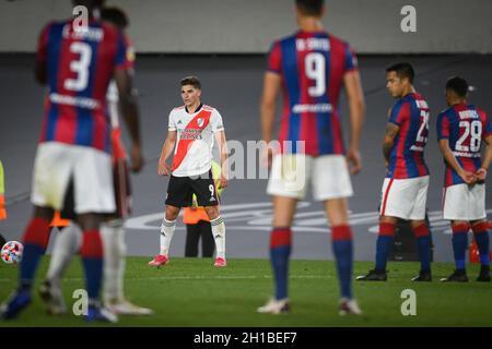 Buenos Aires, Argentina. 17 ottobre 2021. Julian Alvarez (2° sinistra bianca) di River Plate visto in azione durante la partita tra River Plate e San Lorenzo come parte del Torneo Liga Professional 2021 all'Estadio Monumental Antonio Vespucio liberi (punteggi finali; River Plate 3:1San Lorenzo) Credit: SOPA Images Limited/Alamy Live News Foto Stock