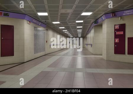 Stazione della metropolitana Monumentale di Milano. Monumentale è una stazione della linea 5 della metropolitana, chiamata linea Lilla. Foto Stock