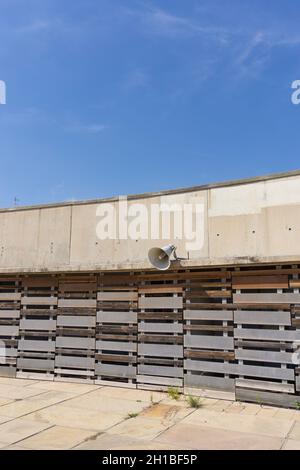 Megafono appeso su un muro di cemento Foto Stock