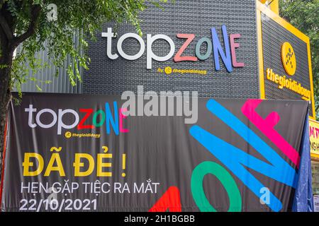 Saigon, Vietnam - 17 Ottobre 2021: Logo Topzone store, nuovo negozio di smartphone in Vietnam Foto Stock