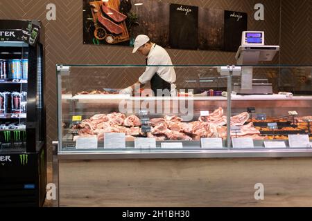 Šamac, Bosnia-Erzegovina, 3 ottobre 2019: Vista del macelleria in un supermercato Foto Stock