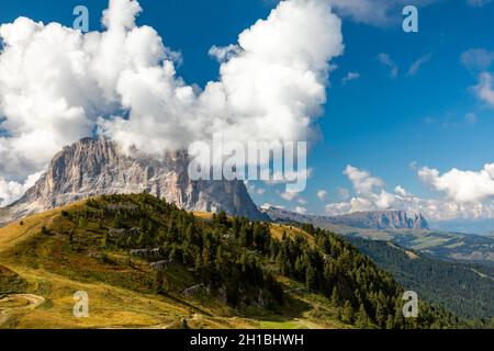 Vista dal passo Gardena al monte Langkofel e all'Alpe di Siusi, Alto Adige Foto Stock