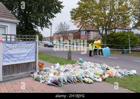 Due giorni dopo l'uccisione del membro conservatore del parlamento per Southend West, Sir David Amess MP, i tributi floreali sono lasciati in Eastwood Road North, a breve distanza dalla Chiesa Metodista di Belfairs a Leigh-on-Sea, il 17 ottobre 2021, a Leigh-on-Sea, Southend , Essex, Inghilterra. Amess stava conducendo la sua chirurgia settimanale del collegio elettorale quando attaccò con un coltello da Ali Harbi Ali. Foto Stock