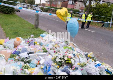 Due giorni dopo l'uccisione del membro conservatore del parlamento per Southend West, Sir David Amess MP, i tributi floreali sono lasciati in Eastwood Road North, a breve distanza dalla Chiesa Metodista di Belfairs a Leigh-on-Sea, il 17 ottobre 2021, a Leigh-on-Sea, Southend , Essex, Inghilterra. Amess stava conducendo la sua chirurgia settimanale del collegio elettorale quando attaccò con un coltello da Ali Harbi Ali. Foto Stock