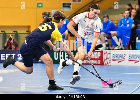 Pilsen, Repubblica Ceca. 16 ottobre 2021. L-R Oskar Hovlund (SWE) e Lukas Puncochar (CZE) in azione durante Euro Floorball Tour, partita ceco contro Svezia, il 16 ottobre 2021, a Pilsen, Repubblica Ceca. Credit: Miroslav Chaloupka/CTK Photo/Alamy Live News Foto Stock