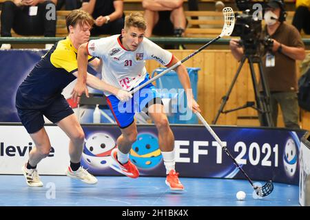 Pilsen, Repubblica Ceca. 16 ottobre 2021. L-R Markus Jonsson (SWE) e Josef Rypar (CZE) in azione durante Euro Floorball Tour, partita ceco contro Svezia, il 16 ottobre 2021, a Pilsen, Repubblica Ceca. Credit: Miroslav Chaloupka/CTK Photo/Alamy Live News Foto Stock