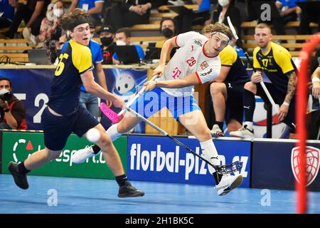 Pilsen, Repubblica Ceca. 16 ottobre 2021. L-R Oskar Hovlund (SWE) e Filip Langer (CZE) in azione durante Euro Floorball Tour, partita ceco contro Svezia, il 16 ottobre 2021, a Pilsen, Repubblica Ceca. Credit: Miroslav Chaloupka/CTK Photo/Alamy Live News Foto Stock