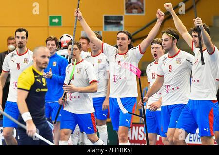 Pilsen, Repubblica Ceca. 16 ottobre 2021. I giocatori cechi festeggiano durante l'Euro Floorball Tour, partita ceco contro Svezia, il 16 ottobre 2021, a Pilsen, Repubblica Ceca. Credit: Miroslav Chaloupka/CTK Photo/Alamy Live News Foto Stock