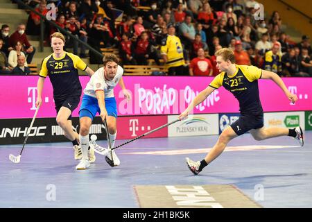 Pilsen, Repubblica Ceca. 16 ottobre 2021. L-R Markus Jonsson (SWE), Mikulac Krbec (CZE), e Hampus Ahren (SWE) in azione durante Euro Floorball Tour, partita ceco contro Svezia, il 16 ottobre 2021, a Pilsen, Repubblica Ceca. Credit: Miroslav Chaloupka/CTK Photo/Alamy Live News Foto Stock