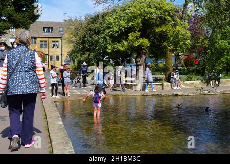 Una bella vista del fiume Windrush come si snoda attraverso il centro di questo bellissimo villaggio Cotswold. Foto Stock