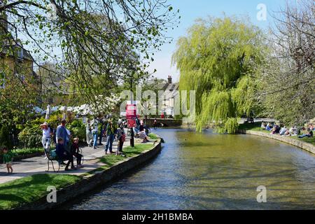 Una bella vista del fiume Windrush come si snoda attraverso il centro di questo bellissimo villaggio Cotswold. Foto Stock