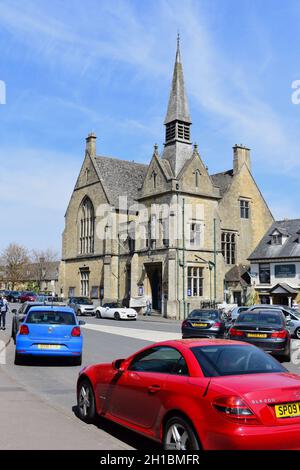 L'edificio è St Edwards Hall nella Piazza del mercato, che ospita anche la biblioteca locale e il centro visitatori. Foto Stock