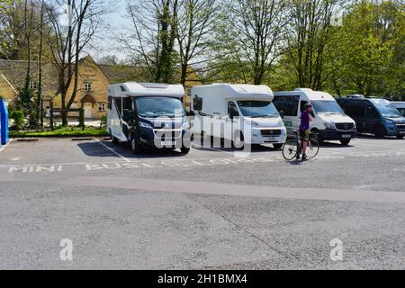 Una fila di camper parcheggiati in un parcheggio a Stow-on-the-Wold. Foto Stock