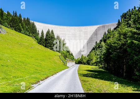 Enorme diga in calcestruzzo di apline nella soleggiata giornata estiva Foto Stock