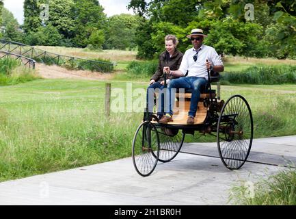 Una replica esatta del Benz Motorwagen, in mostra al London Classic Car Show 2021 Foto Stock