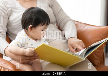 Buona nonna e bambino leggere libro di immagini Foto Stock