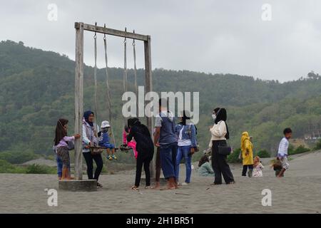 Persone su Gumuk Pasir, Yogyakarta. Gumuk pasir significa dune di sabbia Foto Stock