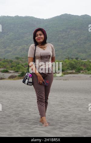 Persone su Gumuk Pasir, Yogyakarta. Gumuk pasir significa dune di sabbia Foto Stock