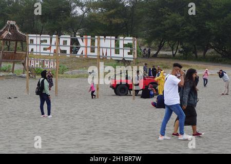 Persone su Gumuk Pasir, Yogyakarta. Gumuk pasir significa dune di sabbia Foto Stock