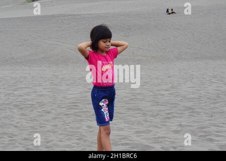 Persone su Gumuk Pasir, Yogyakarta. Gumuk pasir significa dune di sabbia Foto Stock