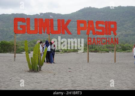 Persone su Gumuk Pasir, Yogyakarta. Gumuk pasir significa dune di sabbia Foto Stock