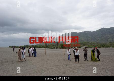 Persone su Gumuk Pasir, Yogyakarta. Gumuk pasir significa dune di sabbia Foto Stock