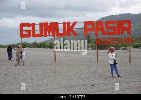 Persone su Gumuk Pasir, Yogyakarta. Gumuk pasir significa dune di sabbia Foto Stock