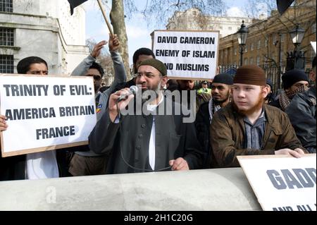 Demo anti Gheddafi a Whitehall oggi di fronte a downing Street - guidata da Anjem Choudhary - ifamous per la sua demo di masterizzazione di papavero oggi 21.3.11 Field Marshal Foto Stock