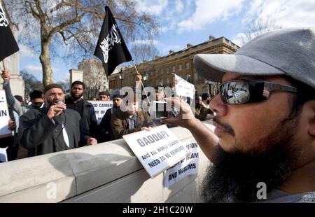 Demo anti Gheddafi a Whitehall oggi di fronte a downing Street - guidata da Anjem Choudhary - ifamous per la sua demo di masterizzazione di papavero oggi 21.3.11 Field Marshal Foto Stock