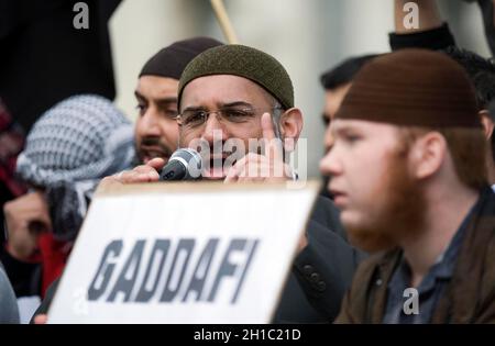 Demo anti Gheddafi a Whitehall oggi di fronte a downing Street - guidata da Anjem Choudhary - ifamous per la sua demo di masterizzazione di papavero oggi 21.3.11 Field Marshal Foto Stock