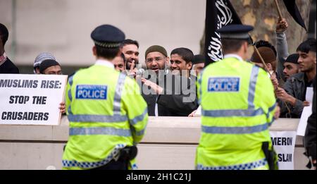 Demo anti Gheddafi a Whitehall oggi di fronte a downing Street - guidata da Anjem Choudhary - ifamous per la sua demo di masterizzazione di papavero oggi 21.3.11 Field Marshal Foto Stock