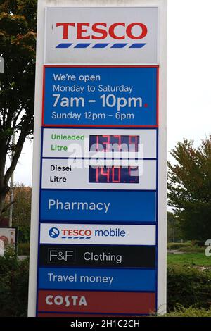 Ashford, Kent, Regno Unito. 18 Ottobre 2021. I prezzi del carburante hanno iniziato ad aumentare in questa stazione di benzina Tesco in quanto il diesel supera ora i 1.40 sterline al litro. Photo Credit: Paul Lawrenson /Alamy Live News Foto Stock