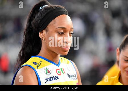 Pala EUR, Italia. 17 ottobre 2021. Omoruyi ha loveth Oghosasere di Imoco Volley Conegliano durante la Women's Volley Championship Series Una partita tra acqua & Sapone Volley Roma e Imoco Volley Conegliano a PalaEur, 17 ottobre 2021 a Roma, Italia. (Foto di Domenico Cippitelli/Pacific Press) Credit: Pacific Press Media Production Corp./Alamy Live News Foto Stock