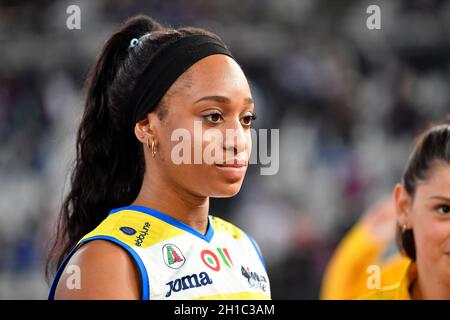 Pala EUR, Italia. 17 ottobre 2021. Omoruyi ha loveth Oghosasere di Imoco Volley Conegliano durante la Women's Volley Championship Series Una partita tra acqua & Sapone Volley Roma e Imoco Volley Conegliano a PalaEur, 17 ottobre 2021 a Roma, Italia. (Foto di Domenico Cippitelli/Pacific Press) Credit: Pacific Press Media Production Corp./Alamy Live News Foto Stock