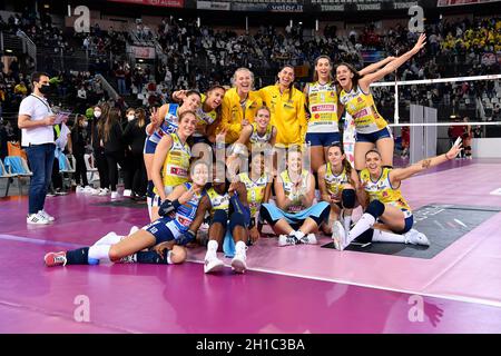 Pala EUR, Italia. 17 ottobre 2021. Il team di Imoco Volley Conegliano celebra la vittoria durante la Women's Volley Series A match tra acqua & Sapone Volley Roma e Imoco Volley Conegliano a PalaEur, 17 ottobre 2021 a Roma. (Foto di Domenico Cippitelli/Pacific Press) Credit: Pacific Press Media Production Corp./Alamy Live News Foto Stock