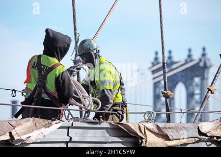 Riggers sul ponte di Brooklyn Foto Stock