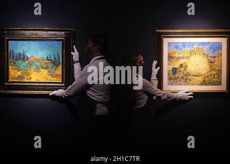 I gestori di opere d'arte hanno (L-R) 'Cabanes de bois parmi les oliviers et cyprès' e 'Meules de blé' di Vincent van Gogh, presso Christie's di Londra, uno dei punti salienti della loro prossima collezione Cox. Data foto: Lunedì 18 ottobre 2021. Foto Stock