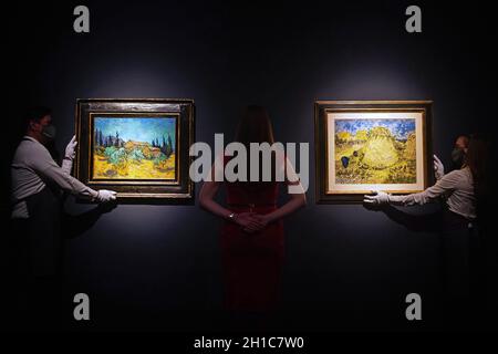 I gestori di opere d'arte hanno (L-R) 'Cabanes de bois parmi les oliviers et cyprès' e 'Meules de blé' di Vincent van Gogh, presso Christie's di Londra, uno dei punti salienti della loro prossima collezione Cox. Data foto: Lunedì 18 ottobre 2021. Foto Stock