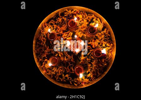 Vista ad angolo alto dei Diyas illuminati nella piastra a pavimento Foto Stock