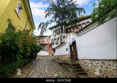 Sulle strade di Plovdiv, Bulgaria. Le belle vecchie case di Plovdiv - la capitale europea della cultura 2019 Foto Stock